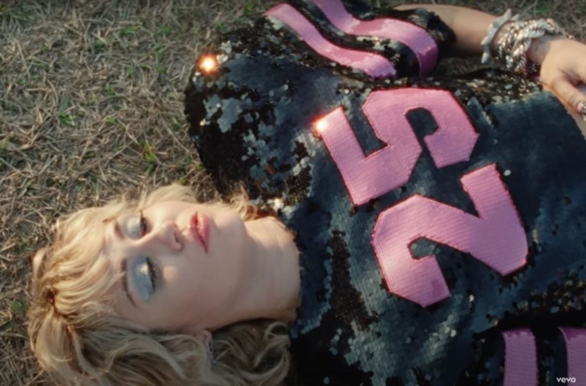  Miley Cyrus presentó su nuevo videoclip del tema «Angels Like You»