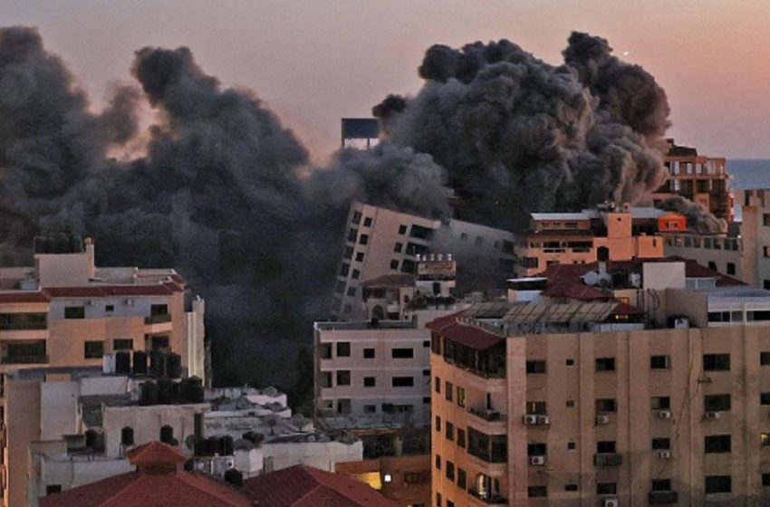  Ataque israelí derribó edificio de 13 pisos en Franja de Gaza [VIDEO]