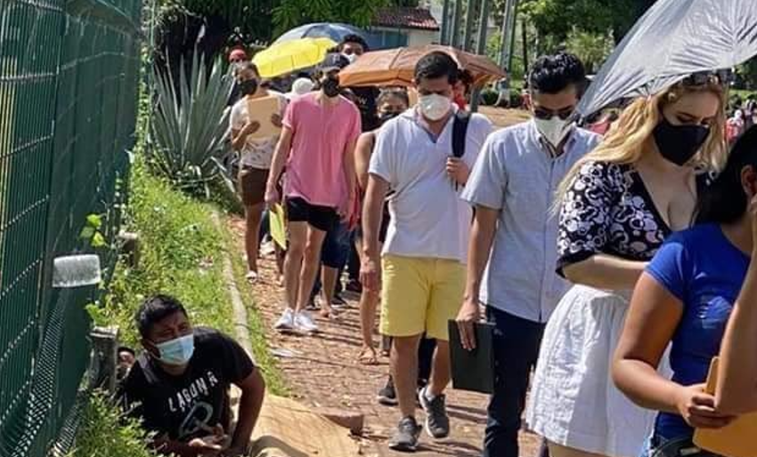  México: Joven que acampó en la cola para recibir la vacuna contra la COVID-19 se quedó dormido