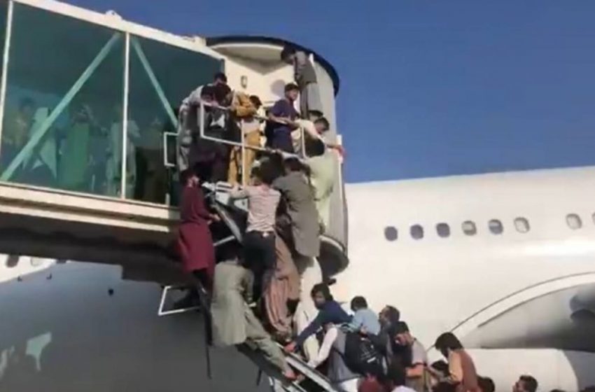 Afganistán: Talibanes conquistan Kabul y miles de ciudadanos huyen de la capital [VIDEO]